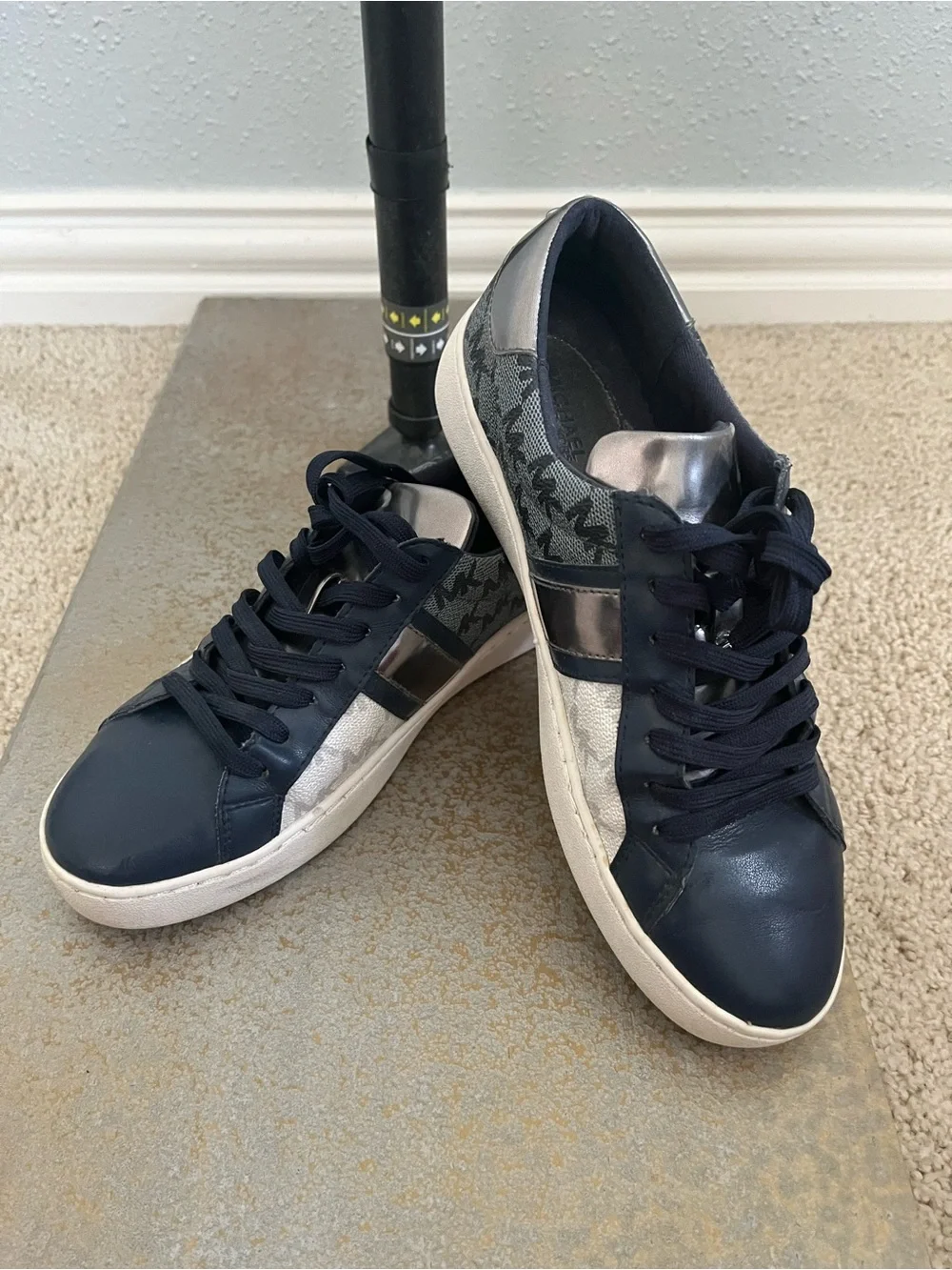 Michael Kors women’s Navy, Gray  Low-Top Sneakers